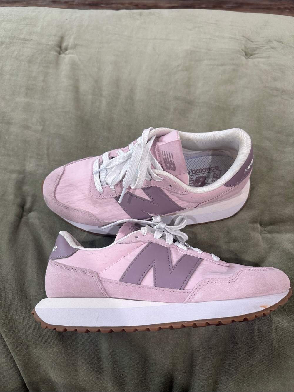 New Balance Women's Pink and Mauve Retro-Style Sneakers